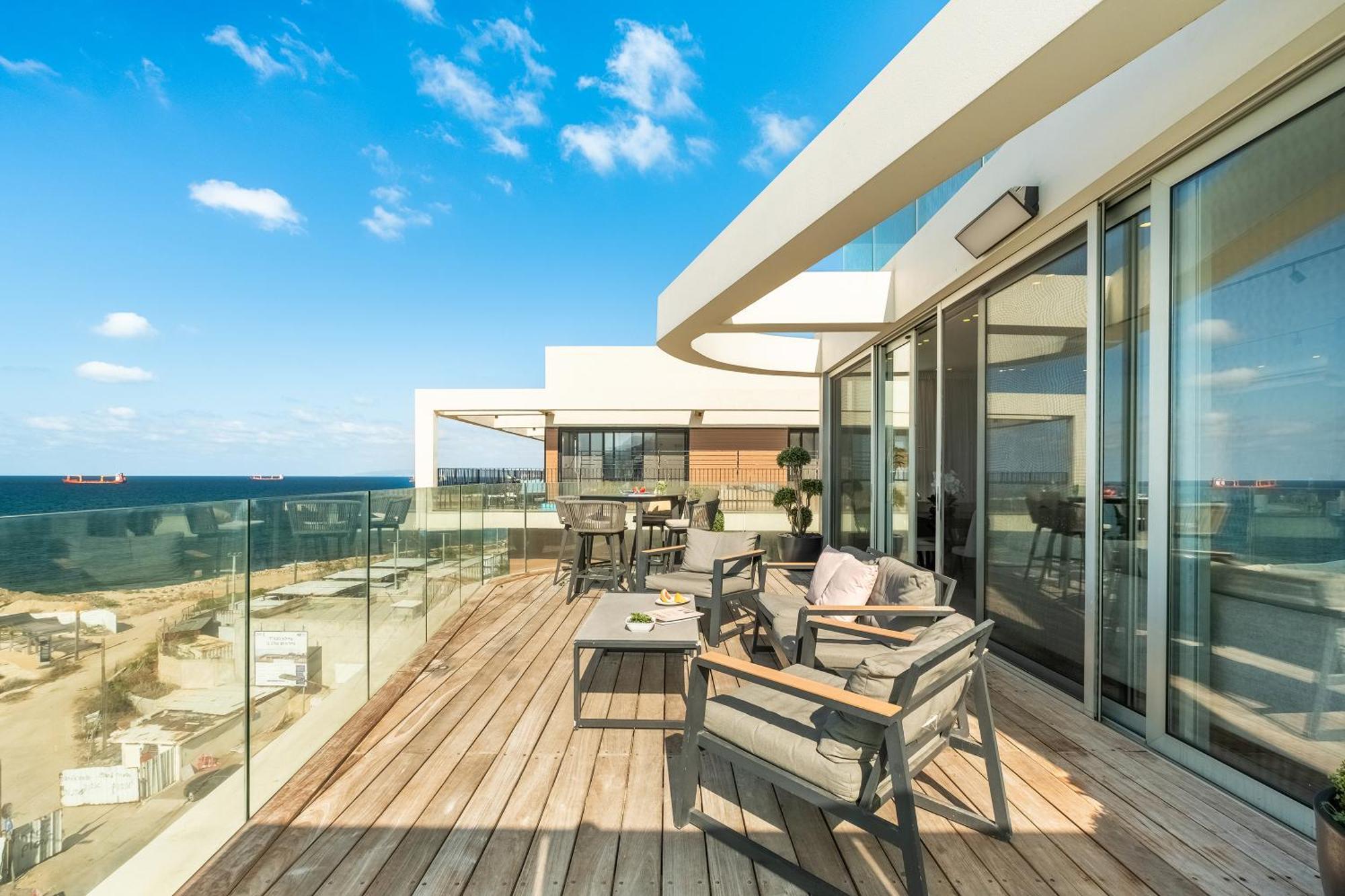 Penthouse 3Br + Roof Top + Parking - On The Beach Haifa Eksteriør bilde