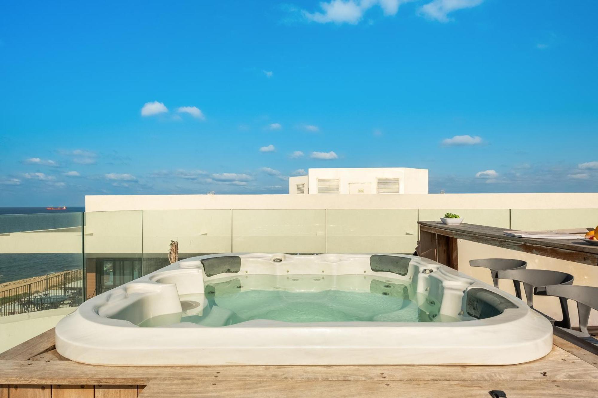Penthouse 3Br + Roof Top + Parking - On The Beach Haifa Eksteriør bilde